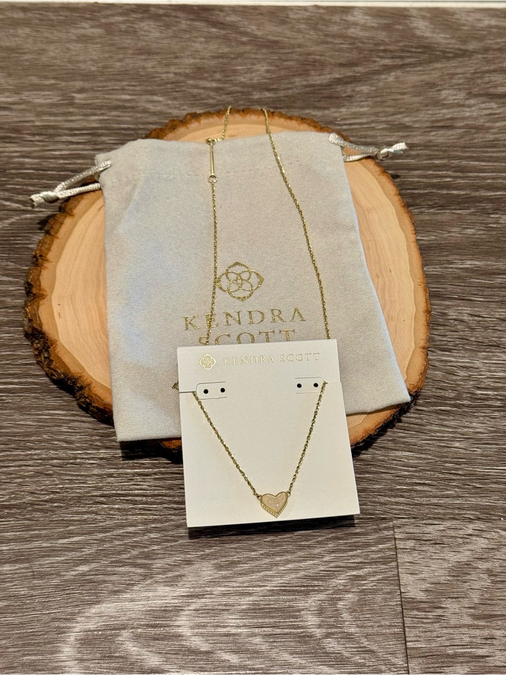 Kendra Scott Framed Ari Heart Gold Short Pendant Necklace in Iridescent - Picture 2 of 7